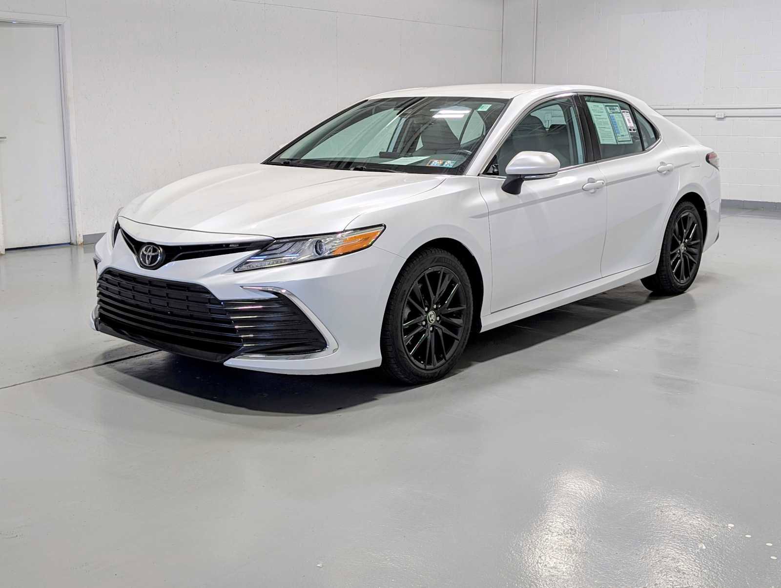 Used 2021 Toyota Camry XLE FWD image 1