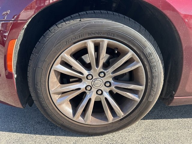 Used 2018 Chrysler 300 Touring L image 2