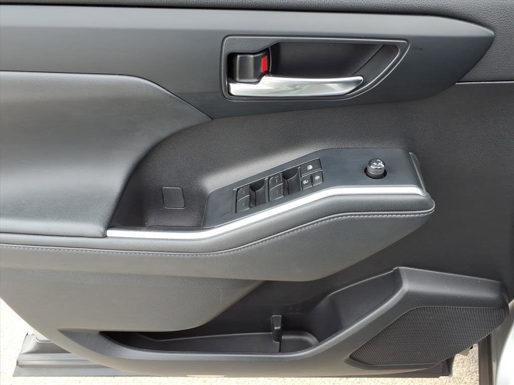Used 2022 Toyota Highlander XLE image 16