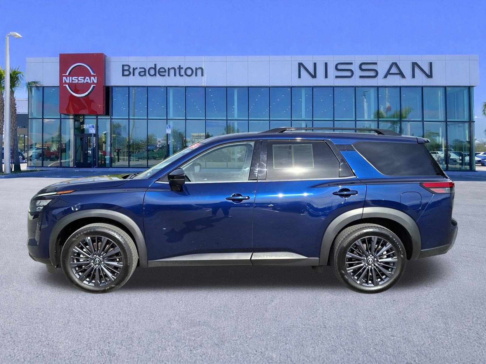 Used 2026 Nissan Pathfinder SL w/ SL Premium Package FWD image 8