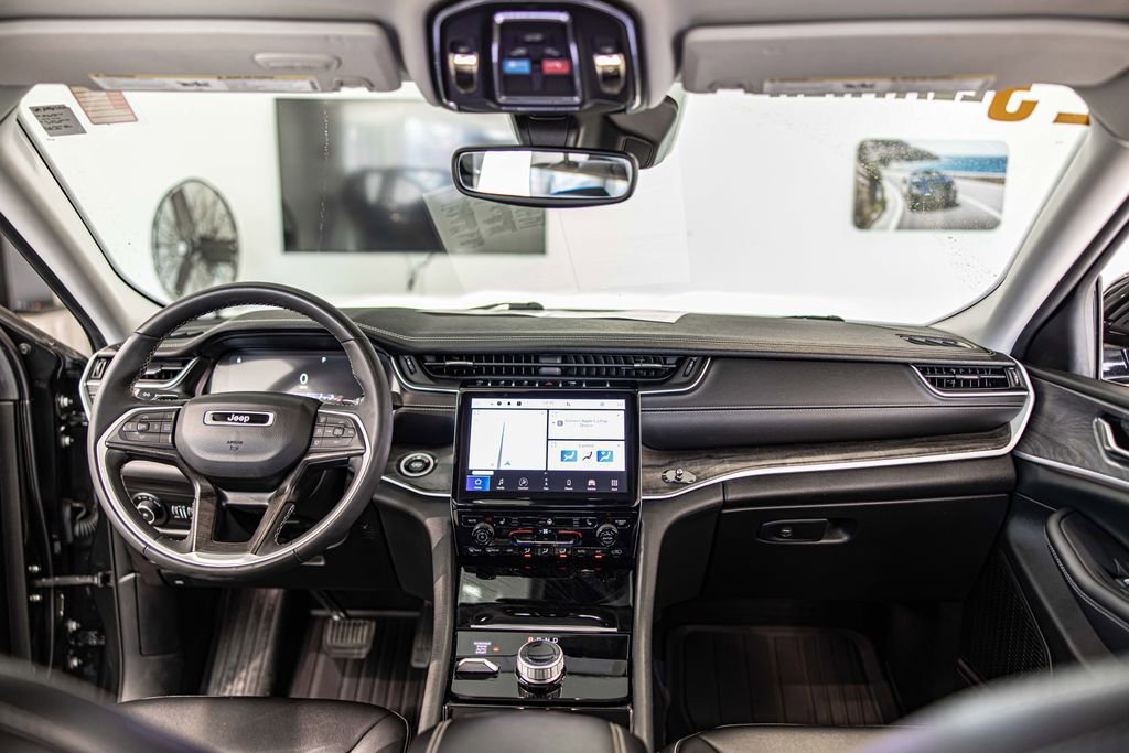 Used 2023 Jeep Grand Cherokee L Limited w/ Black Appearance Package image 38
