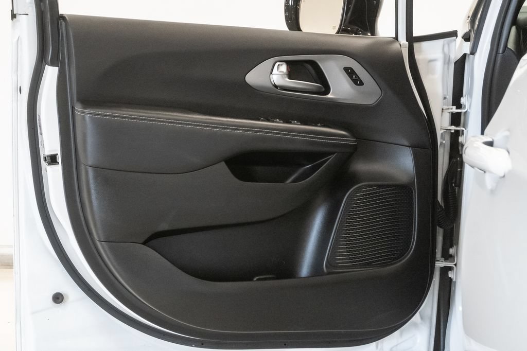 Used 2025 Chrysler Pacifica Select FWD image 8