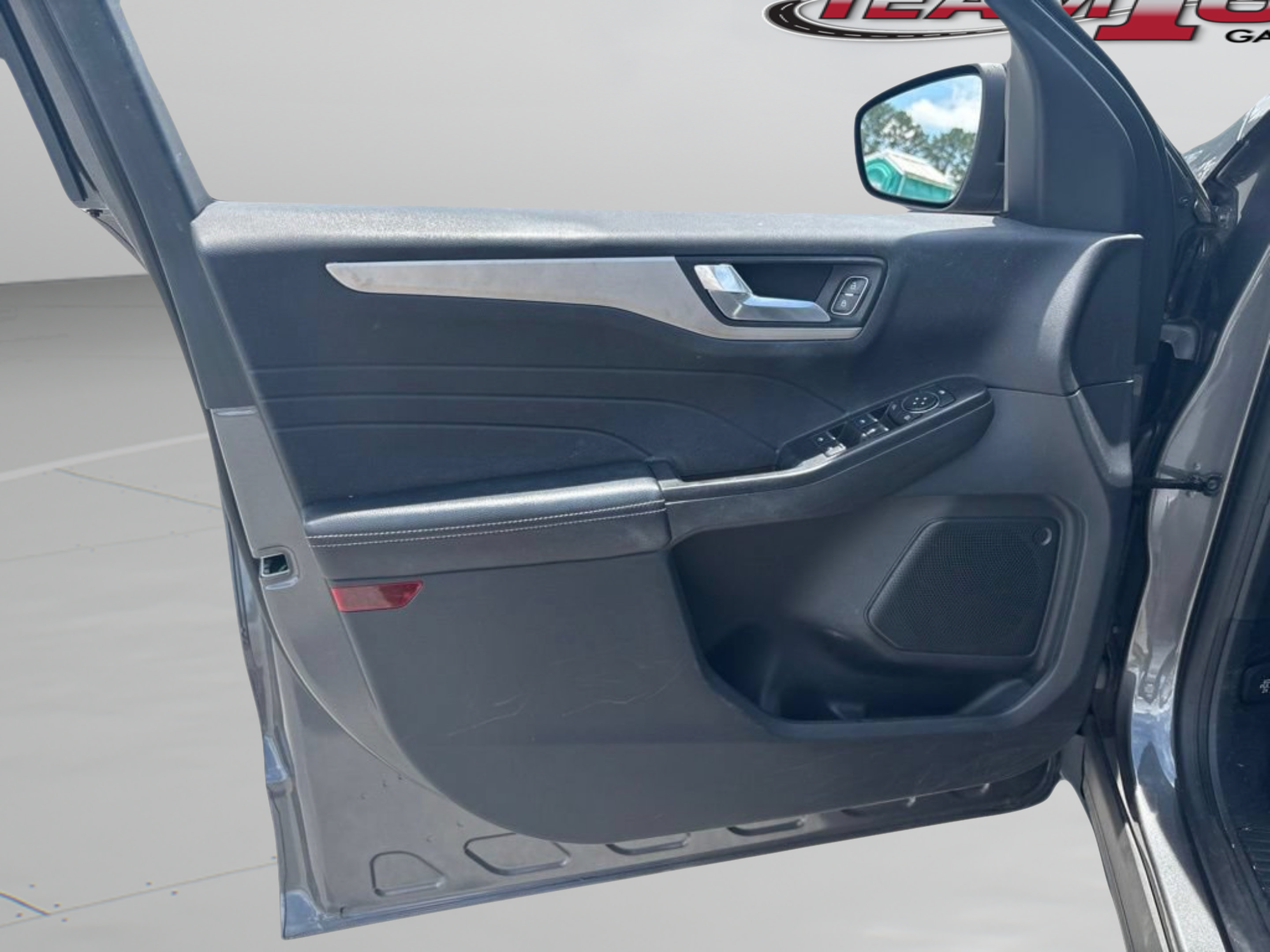 Used 2021 Ford Escape SE w/ SE Sport Appearance Package FWD image 17