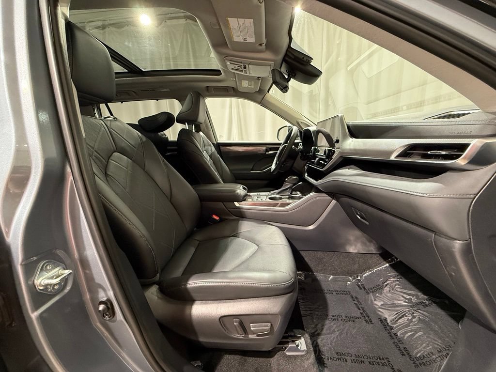 Certified 2024 Toyota Highlander Platinum AWD/4WD image 24