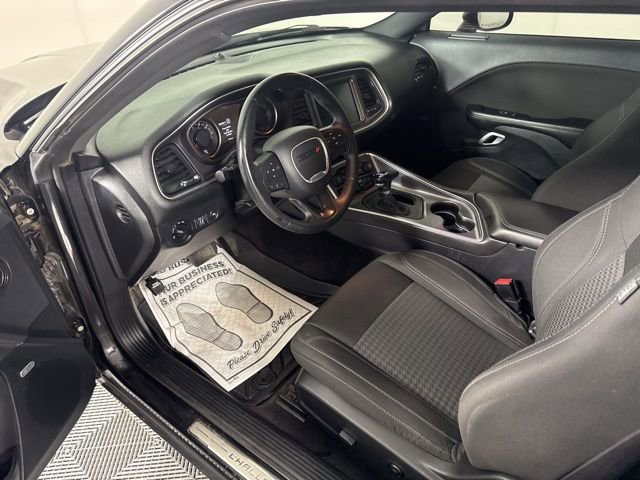 Used 2016 Dodge Challenger SXT w/ Driver Convenience Group RWD image 20