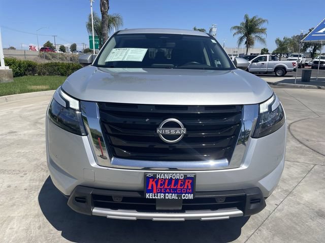 Used 2025 Nissan Pathfinder SL FWD image 3