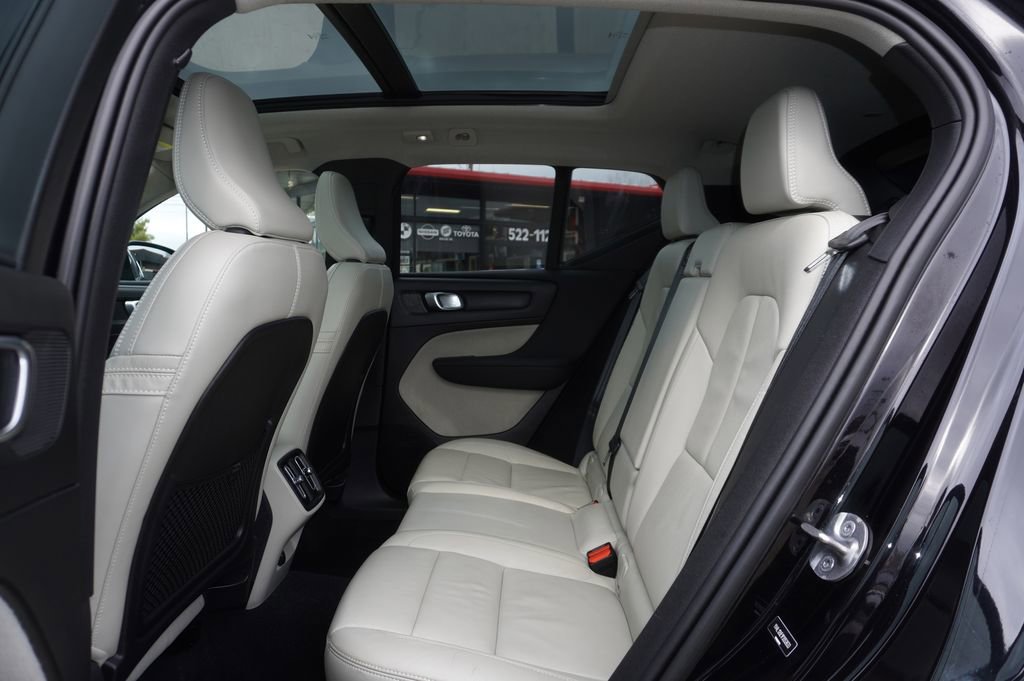 Used 2023 Volvo XC40 B5 Plus image 25