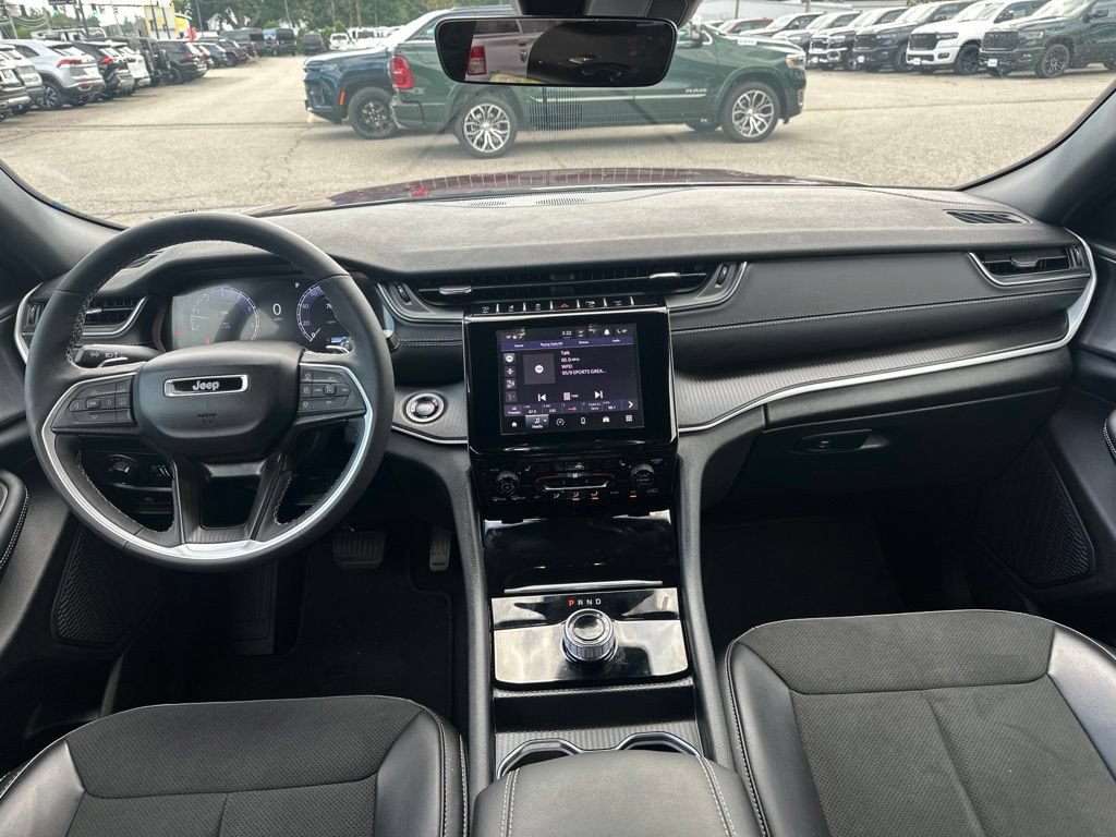 Used 2025 Jeep Grand Cherokee Altitude AWD/4WD image 16