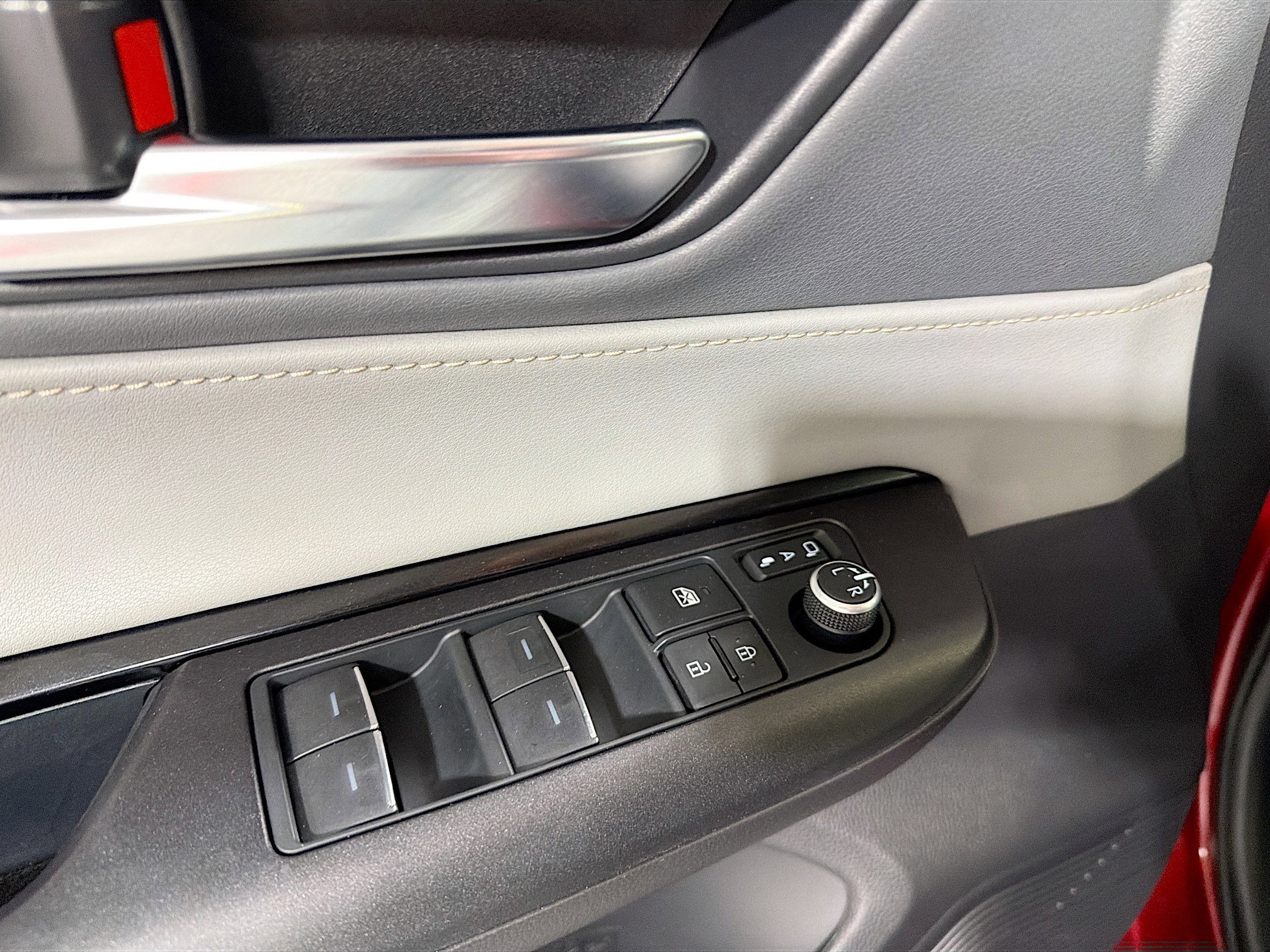 Used 2023 Toyota Venza LE image 13