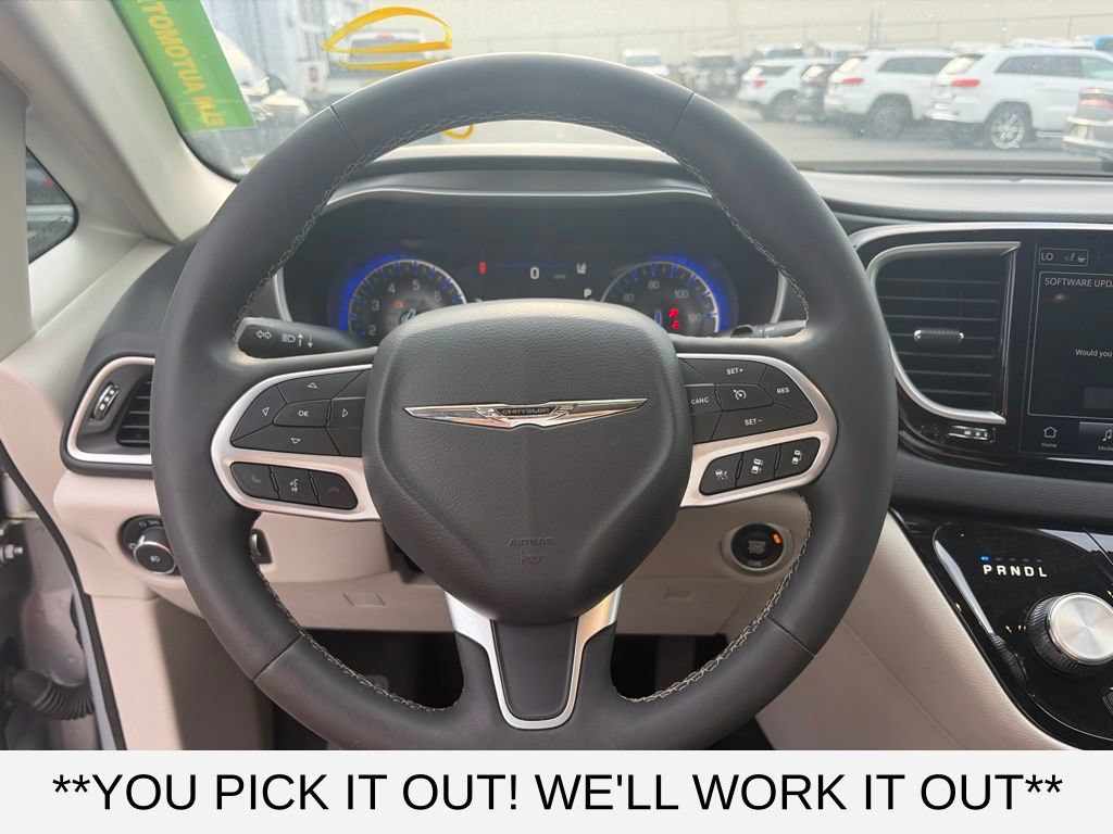 Used 2023 Chrysler Pacifica Touring-L FWD image 12