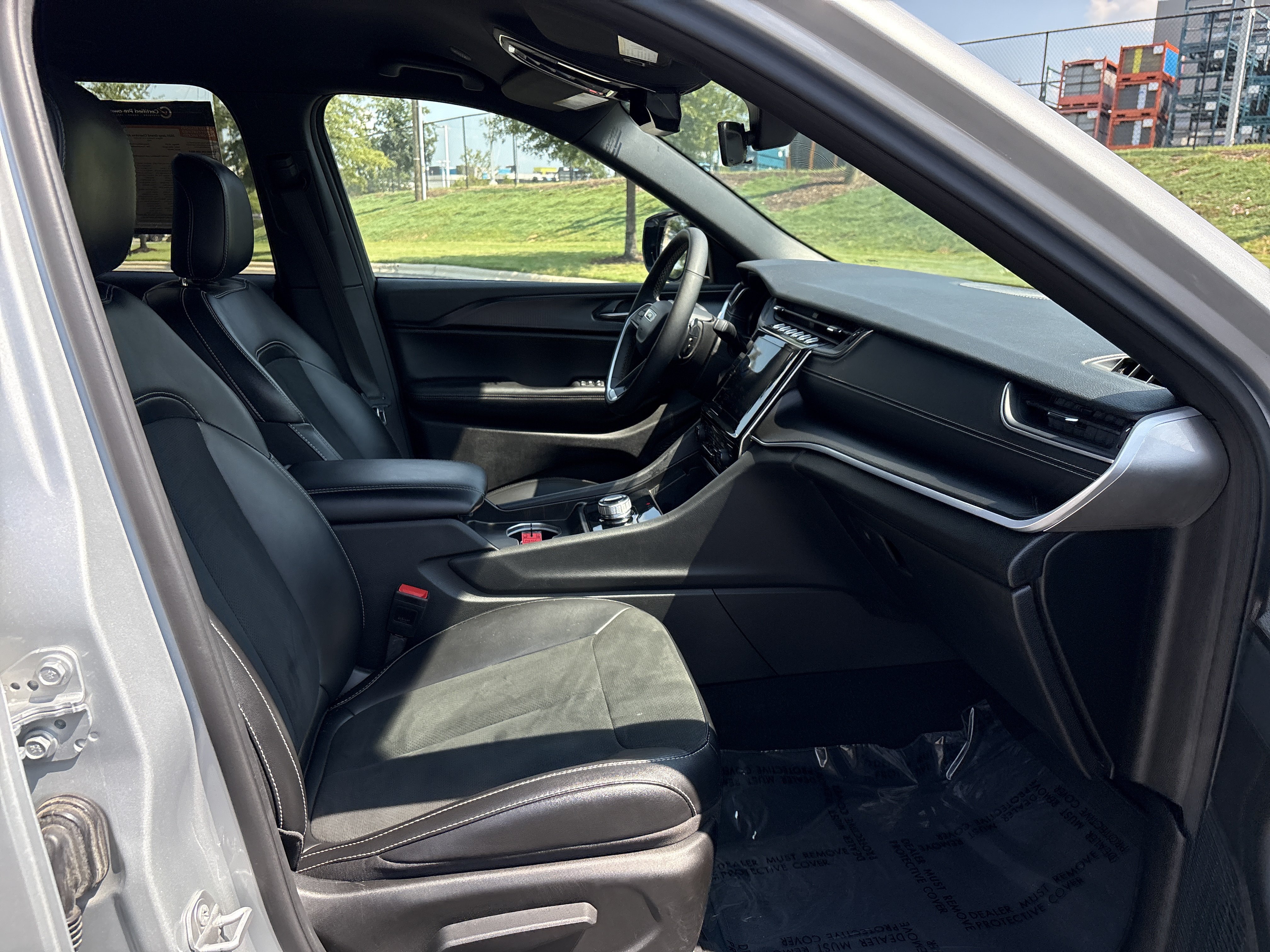 Used 2025 Jeep Grand Cherokee Altitude AWD/4WD image 24