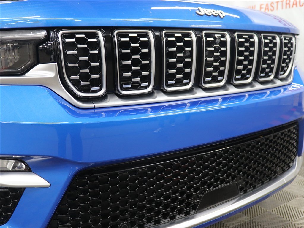 Used 2023 Jeep Grand Cherokee Summit AWD/4WD image 14