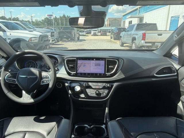Used 2026 Chrysler Pacifica Limited FWD image 9