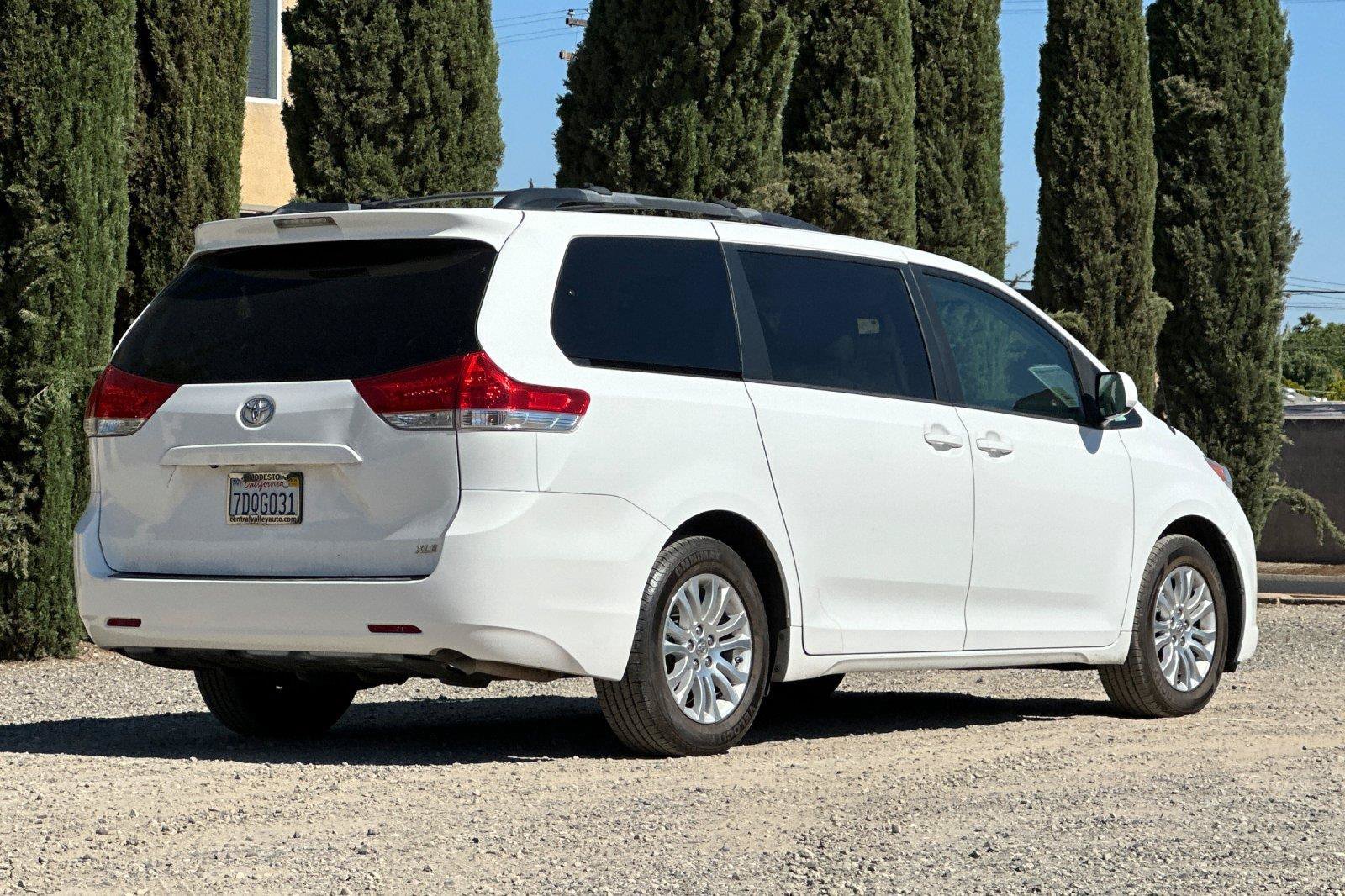Used 2014 Toyota Sienna XLE FWD image 4