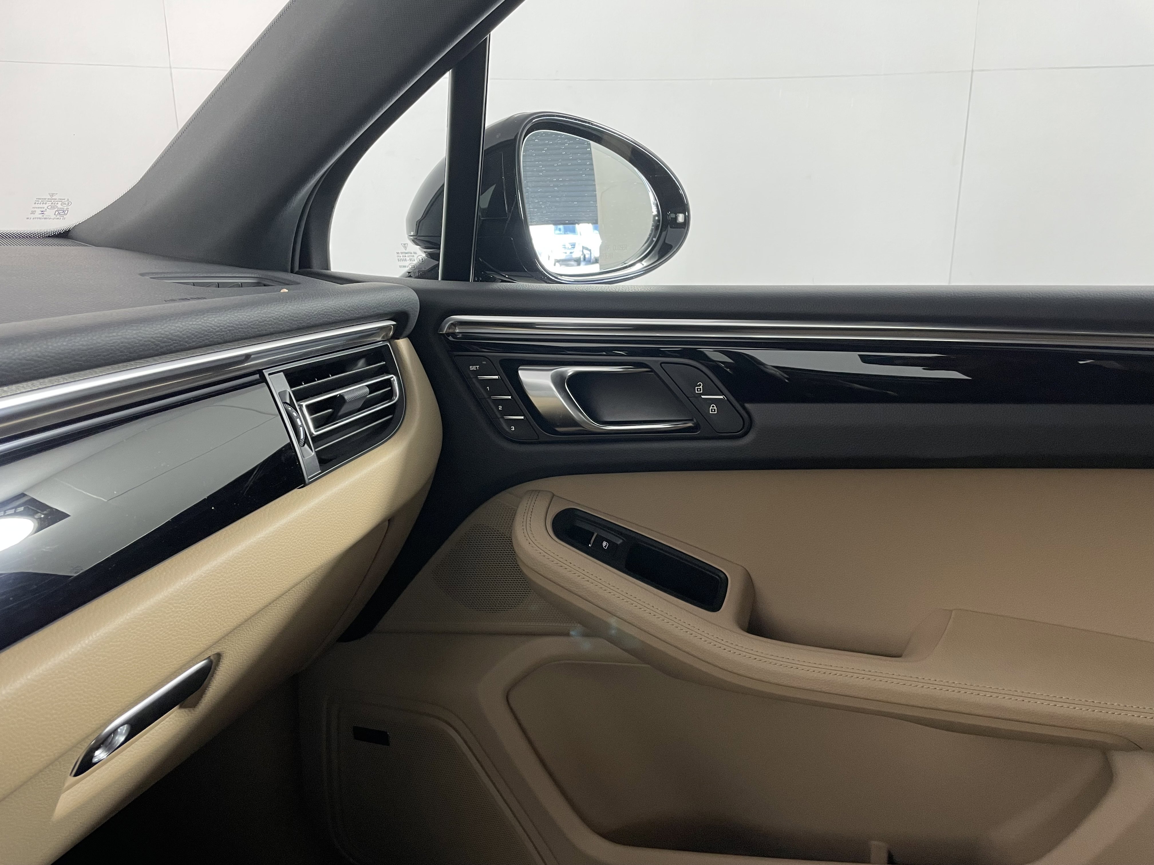 Used 2025 Porsche Macan image 14