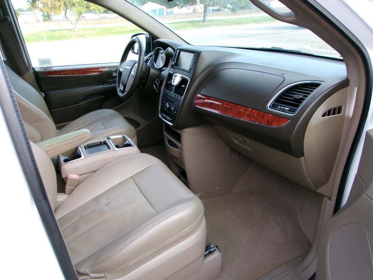 Used 2015 Chrysler Town & Country Touring image 8