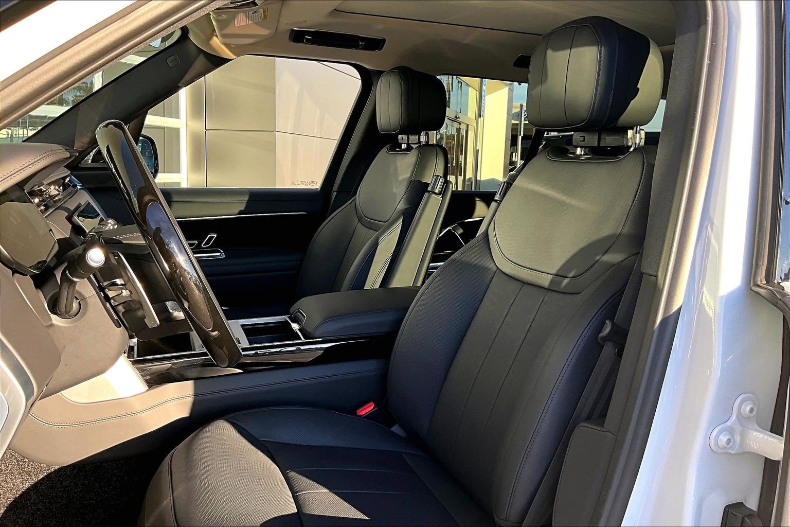 Used 2025 Land Rover Range Rover SE image 24