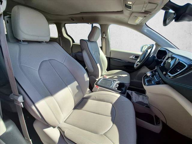 Used 2018 Chrysler Pacifica Limited w/ Advanced Safetytec Group FWD image 26