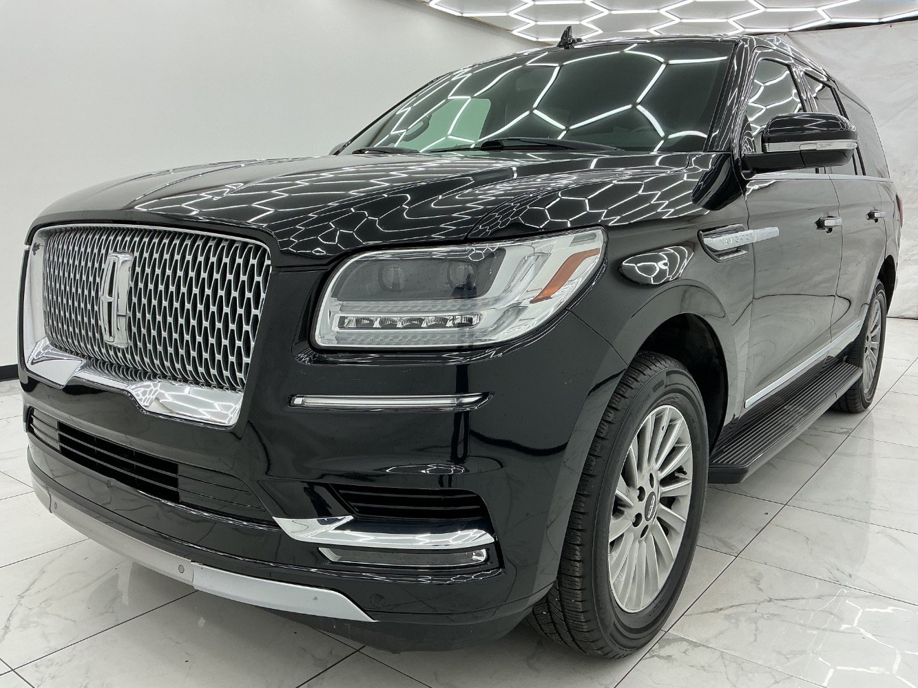 Used 2018 Lincoln Navigator Premiere RWD image 1