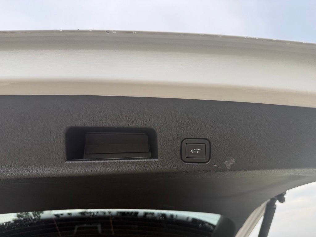 Used 2026 Chevrolet Traverse LT w/ Driver Confidence Package FWD image 8
