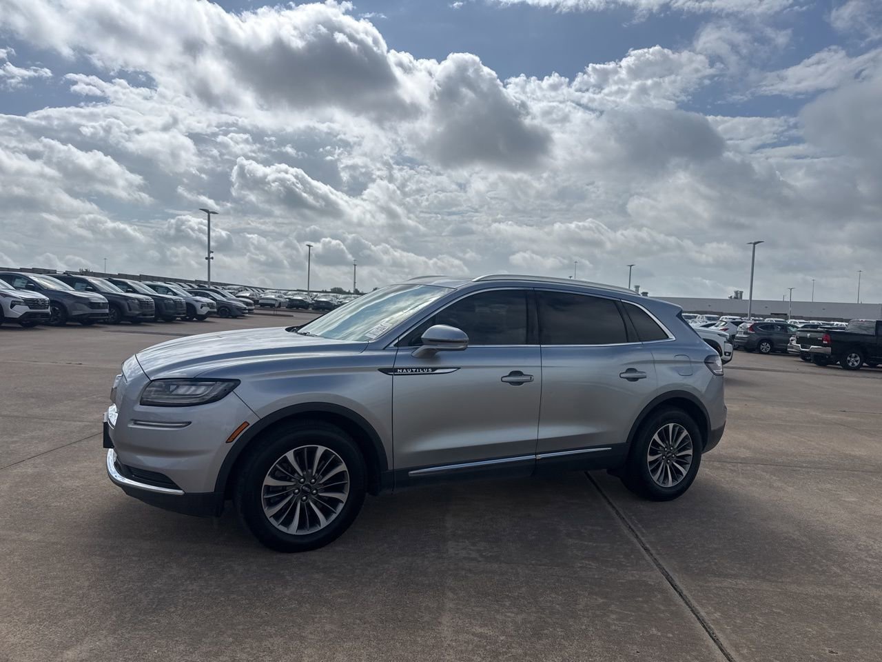 Used 2022 Lincoln Nautilus FWD w/ Premium Package image 10