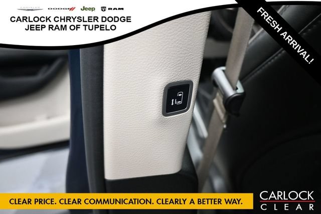 Used 2023 Chrysler Pacifica Limited FWD image 30