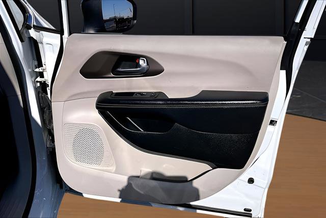 Used 2022 Chrysler Voyager LX image 21