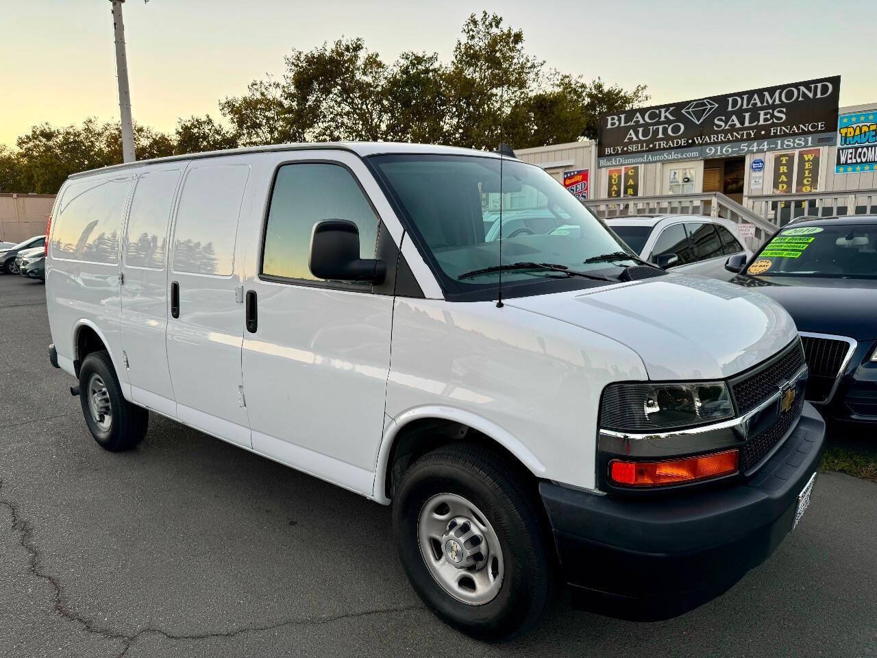 Used 2022 Chevrolet Express 3500 w/ Driver Convenience Package RWD image 4
