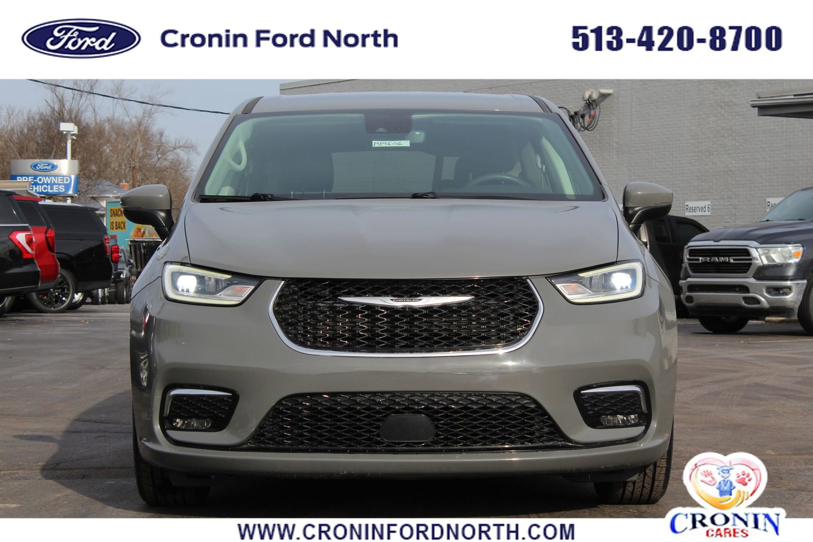 Used 2023 Chrysler Pacifica Touring-L image 2