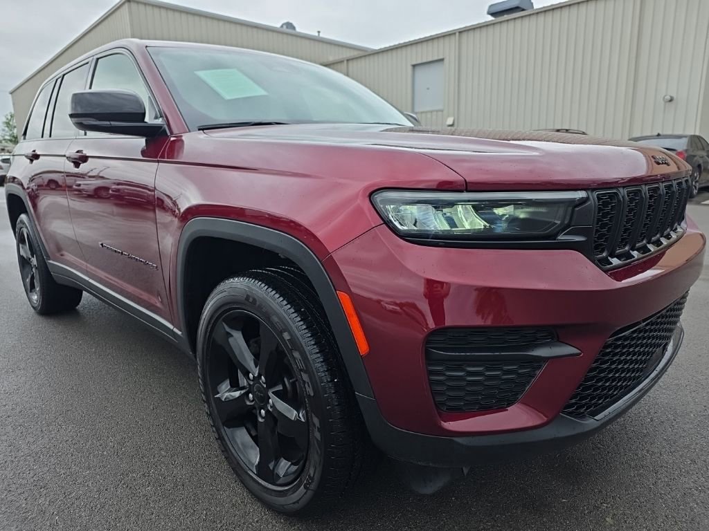Used 2023 Jeep Grand Cherokee Altitude AWD/4WD image 3