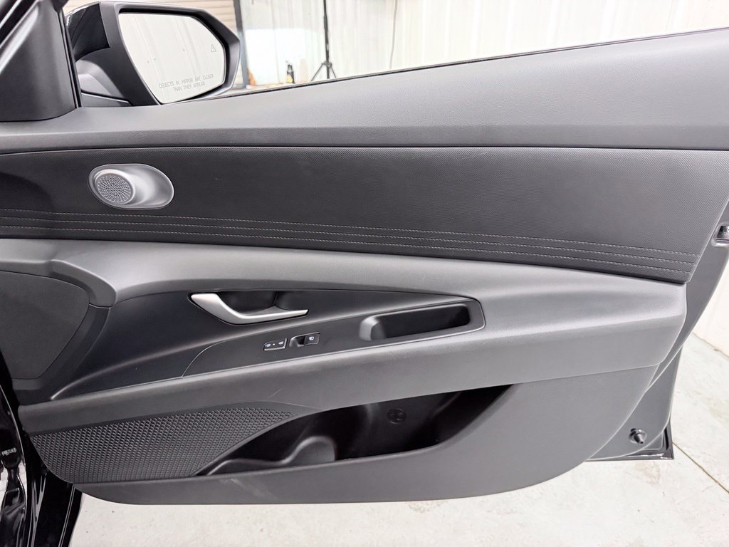 Used 2026 Hyundai Elantra SE FWD image 37