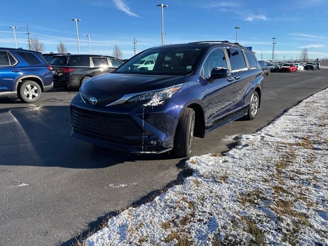 Used 2025 Toyota Sienna XLE image 7