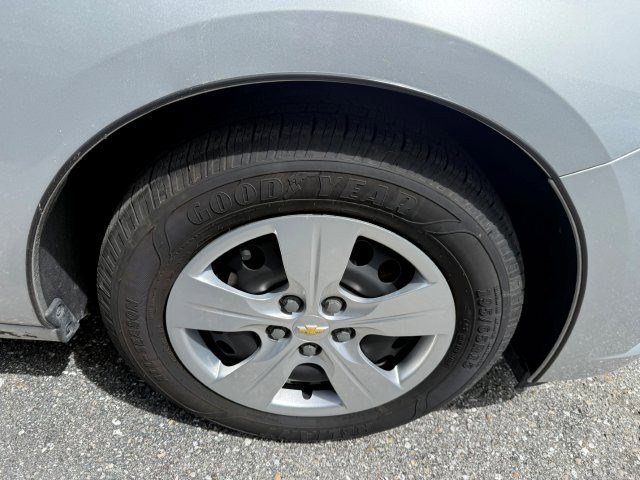 Used 2017 Chevrolet Cruze LS FWD image 9