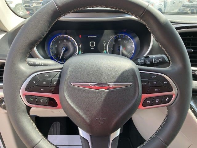 Used 2024 Chrysler Pacifica Touring-L FWD image 16
