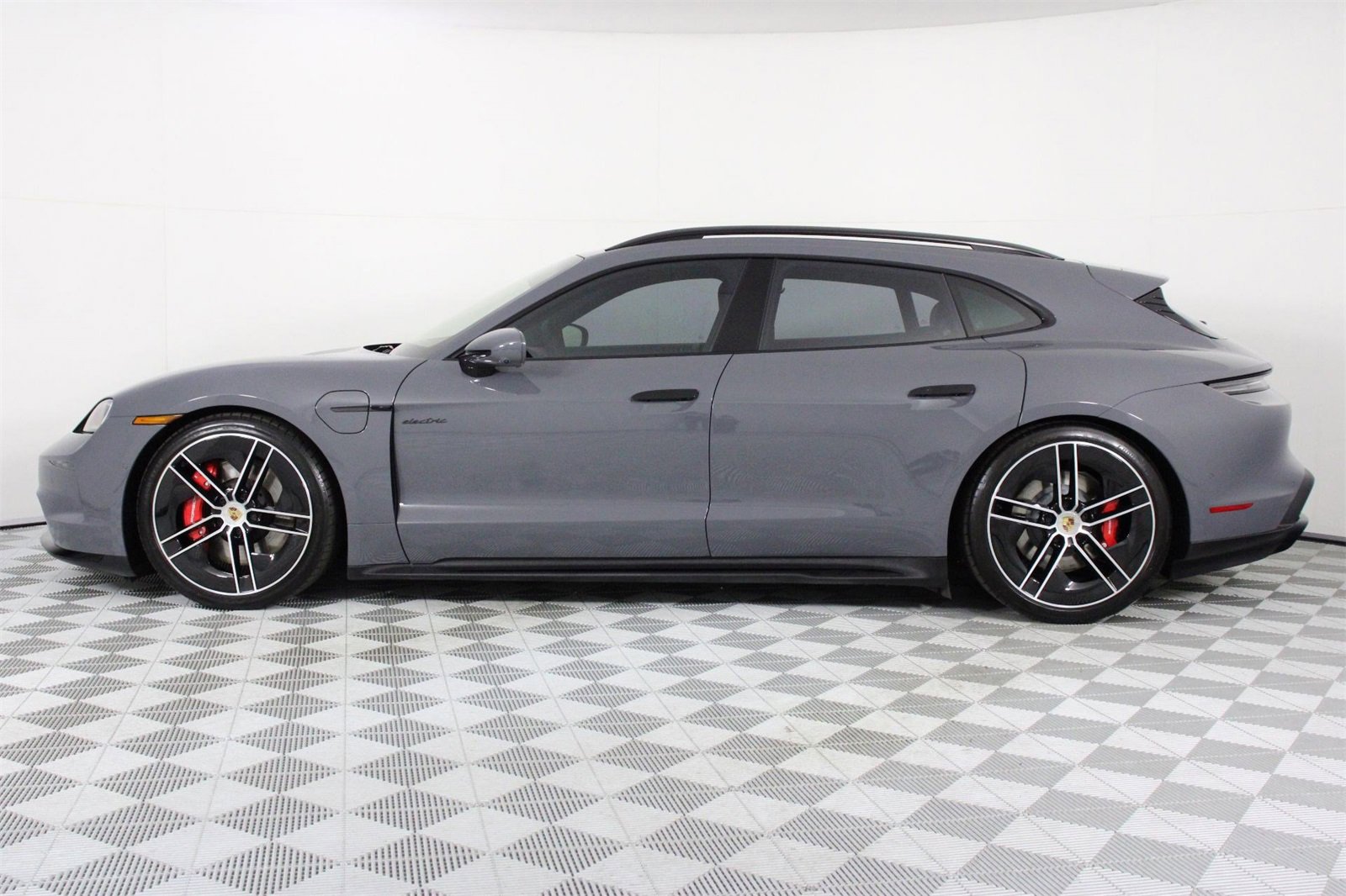 Used 2025 Porsche Taycan GTS image 2