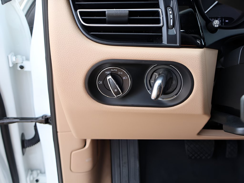 Certified 2024 Porsche Macan S AWD/4WD image 33