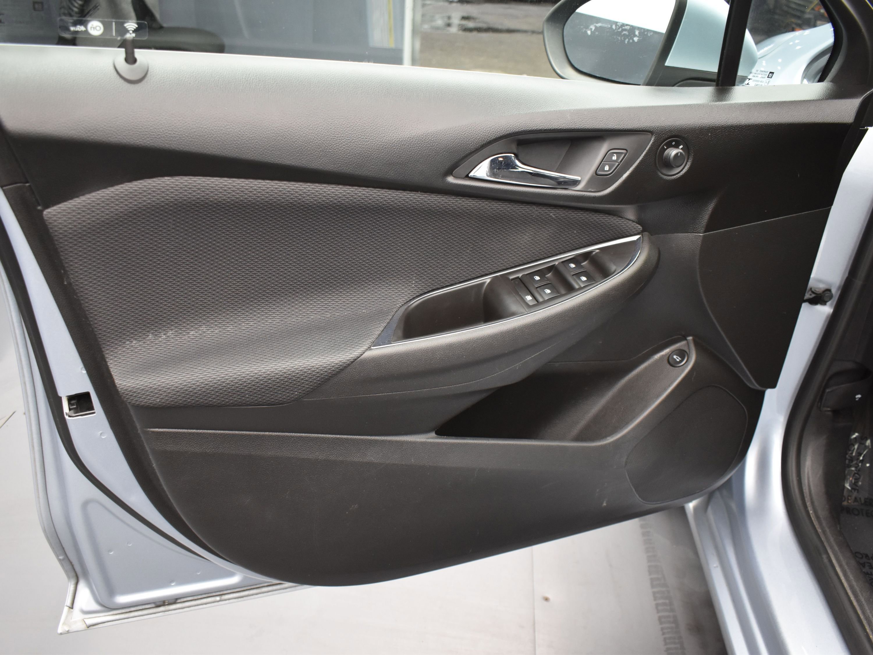 Used 2017 Chevrolet Cruze LT image 9