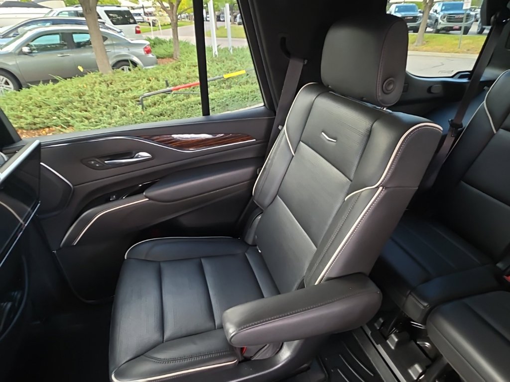 Used 2021 Cadillac Escalade Premium Luxury AWD/4WD image 11