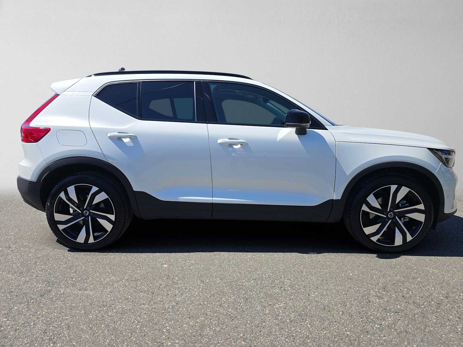 Used 2026 Volvo XC40 B5 Plus w/ Climate Package AWD/4WD image 2