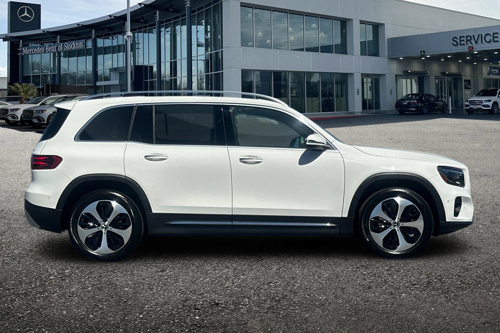 New 2025 Mercedes-Benz GLB 250 4MATIC image 3