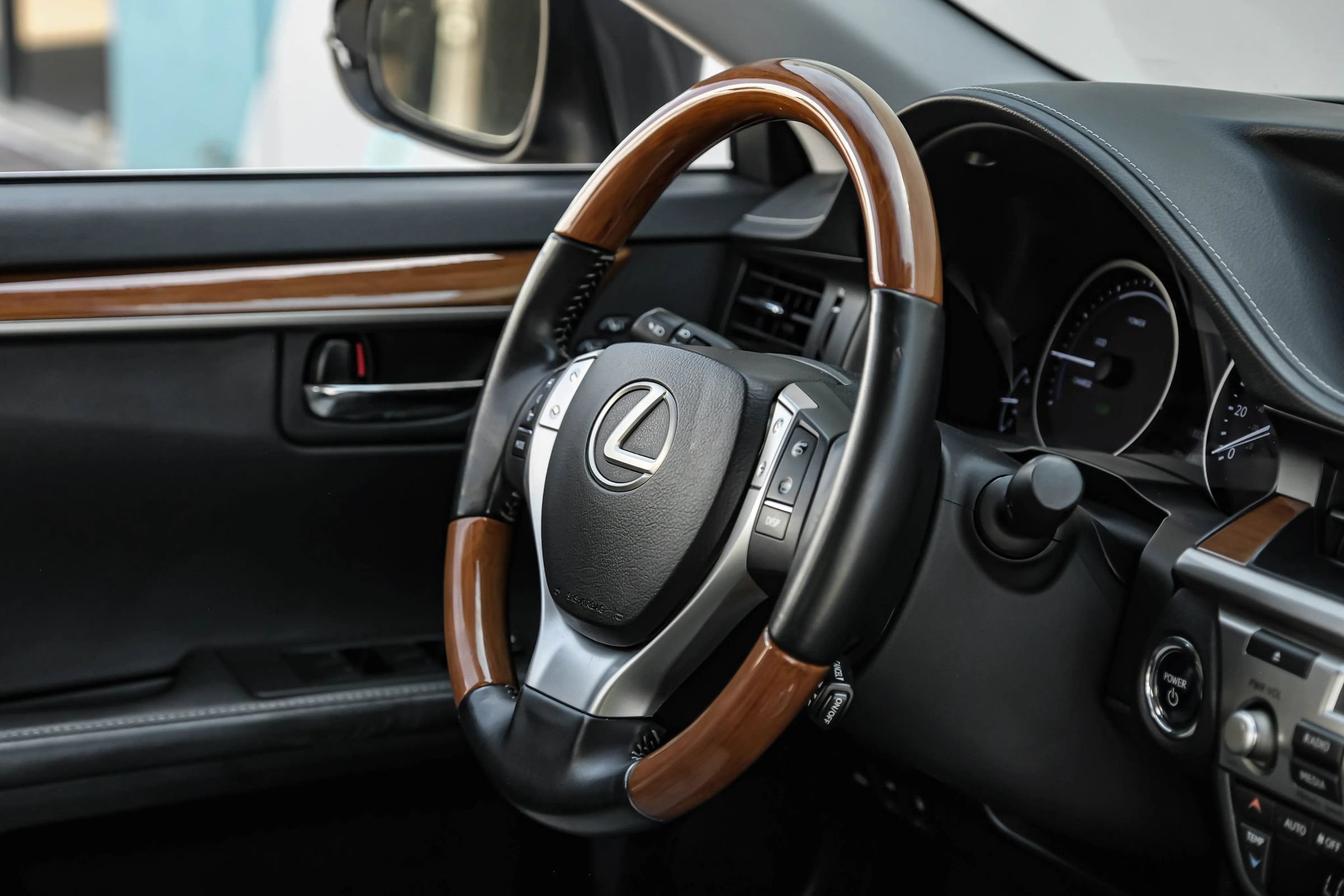 Used 2014 Lexus ES 300h w/ Luxury Package w/Bamboo Trim FWD image 14