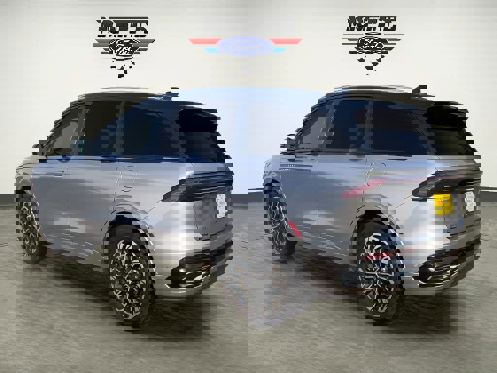 Used 2024 Lincoln Nautilus Reserve image 3