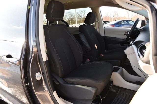 Used 2023 Chrysler Voyager LX image 19