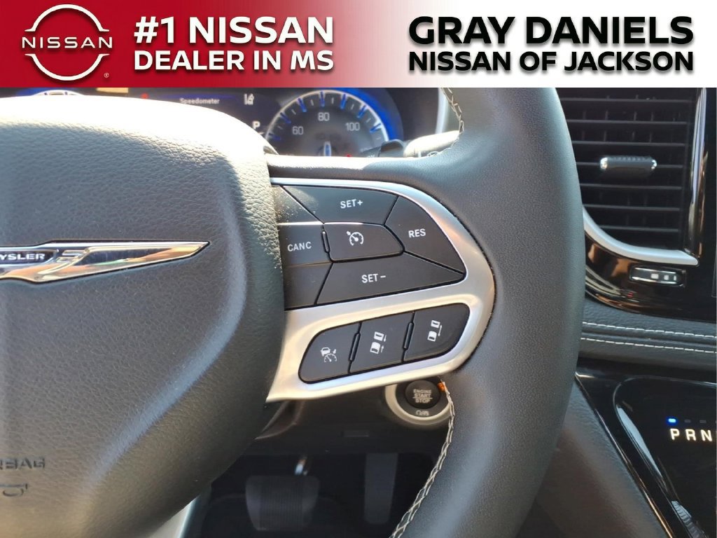 Used 2025 Chrysler Pacifica Select FWD image 15