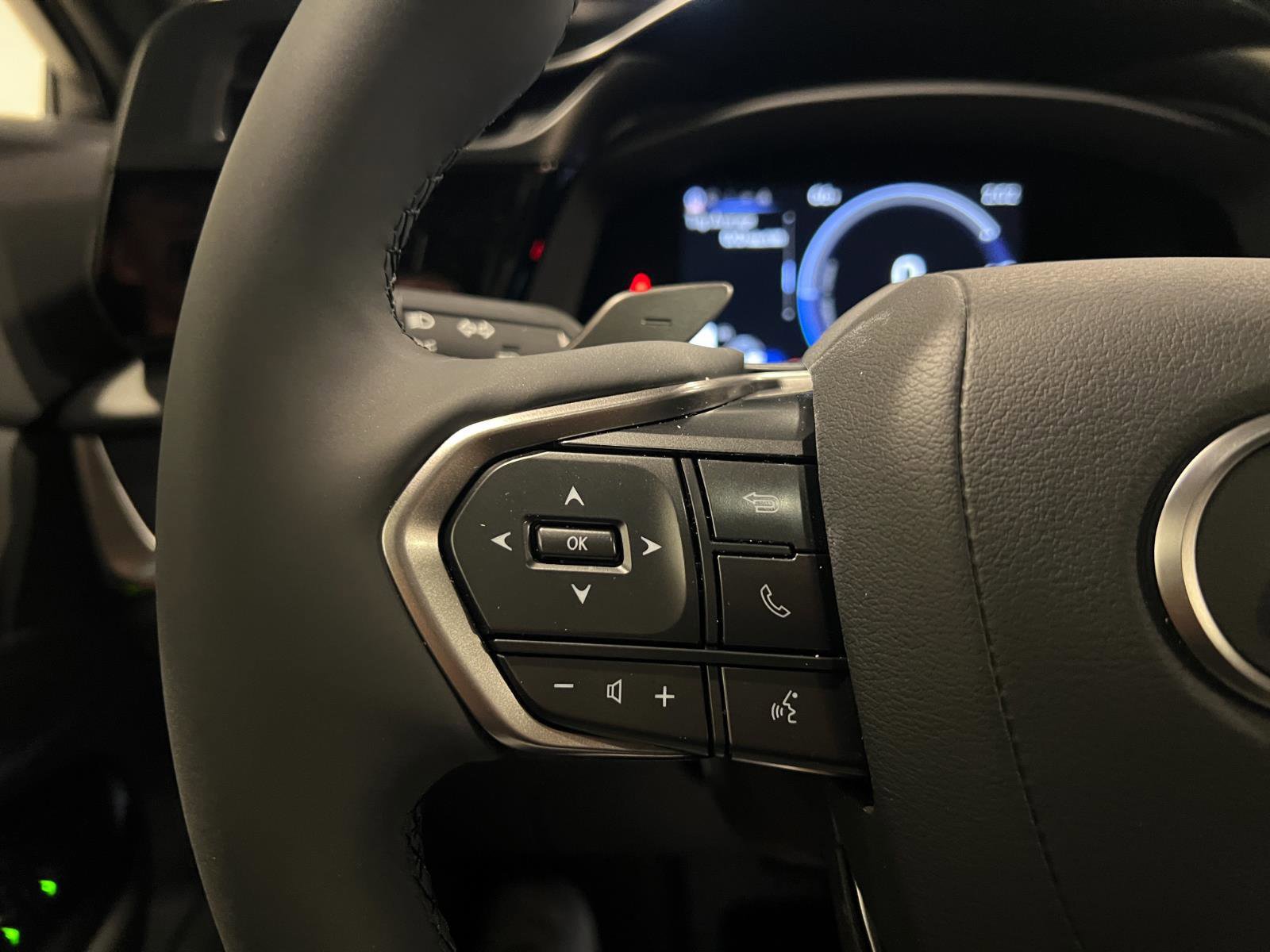 Used 2025 Lexus RZ 450e image 13