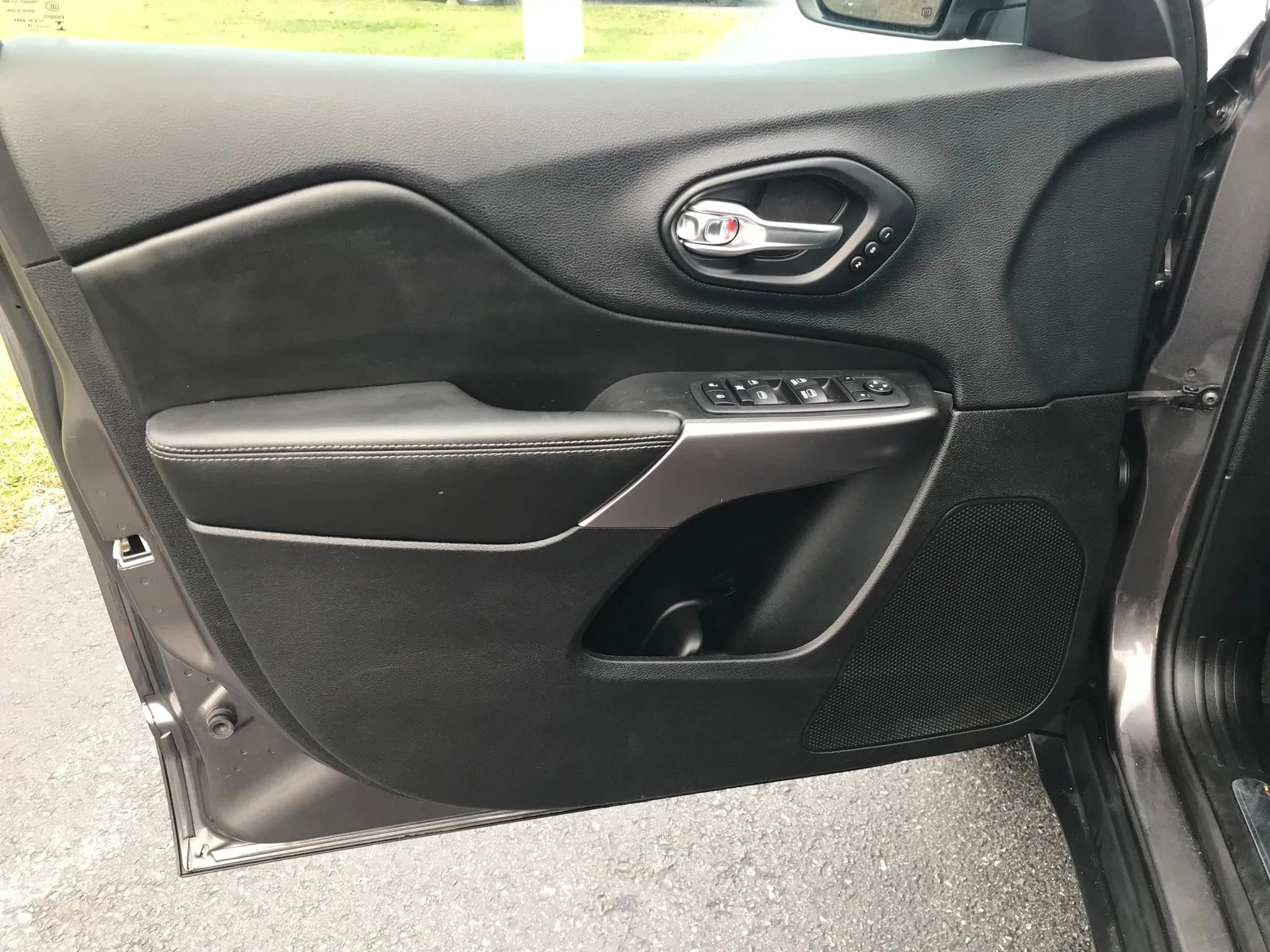 Used 2019 Jeep Cherokee Limited w/ Technology Group image 12