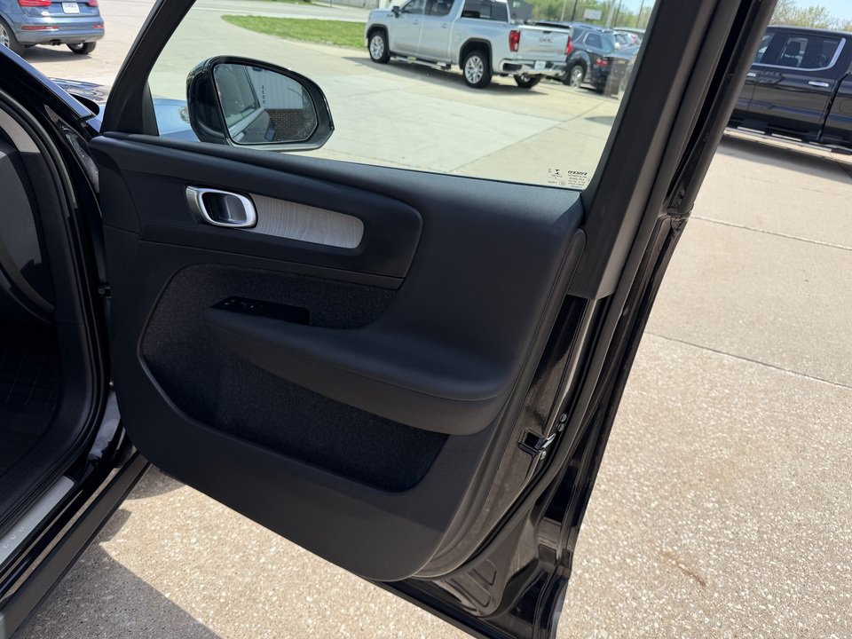 Used 2023 Volvo XC40 B5 Plus AWD/4WD image 19