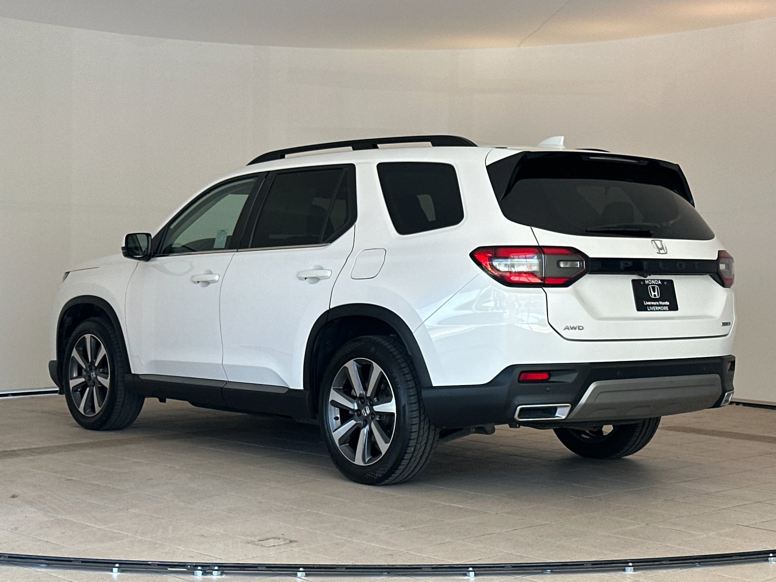 Used 2024 Honda Pilot Touring image 4