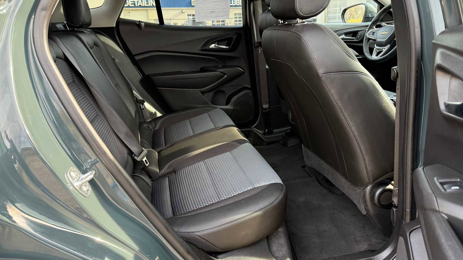Used 2025 Chevrolet Trax LT w/ LT Convenience Package FWD image 11