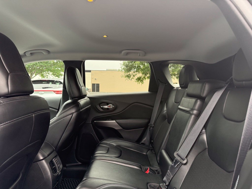 Used 2019 Jeep Cherokee Latitude Plus w/ Cold Weather Group AWD/4WD image 15